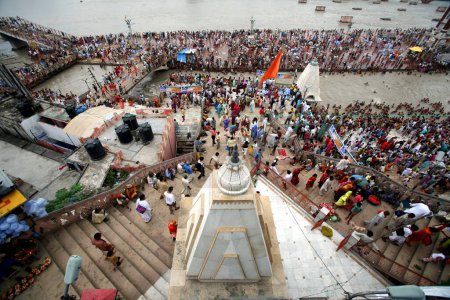 Téléchargez les photos : Temples près de Har Ki Pauri signifie littéralement pas du Seigneur est considéré comme le Ghat le plus sacré de Haridwar sur les rives de la rivière Ganga, Uttaranchal, Inde - en image libre de droit