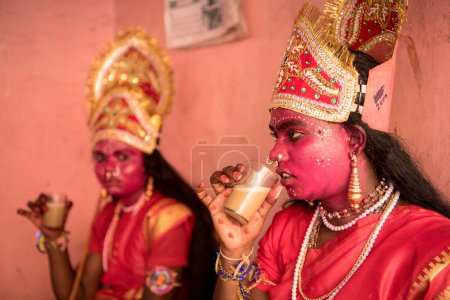 Téléchargez les photos : Les femmes s'habillent en déesse hindoue Durga, Thoothukudi, Tamil Nadu, Inde, Asie - en image libre de droit