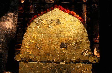 Foto de Piedra sagrada con delgadas placas de oro frente al árbol Bodhi, templo Mahabodhi, Bodhgaya, Bihar, India - Imagen libre de derechos
