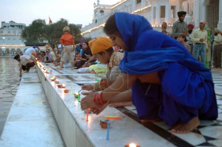 Foto de Baishakhi se celebra con lámparas de iluminación y fuegos artificiales cada 13 de abril en Golden temple, Amritsar, Punjab, India - Imagen libre de derechos