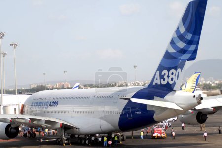 Foto de La aerolínea comercial más grande Airbus A380 aterriza en el aeropuerto de Sahar o en el aeropuerto internacional de Chhatrapati Shivaji en Bombay Mumbai el 8 de mayo de 2007, Maharashtra, India - Imagen libre de derechos