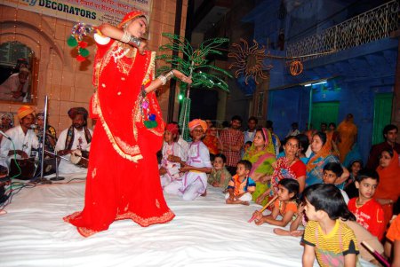 Téléchargez les photos : Spectacle de danse sur Dheenga Gavar gangaur festival, Jodhpur, Rajasthan, Inde - en image libre de droit