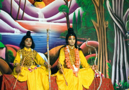 Téléchargez les photos : Artiste de caractère de bélier et laxman au festival dassera dussera à Katni, Madhya Pradesh, Inde - en image libre de droit