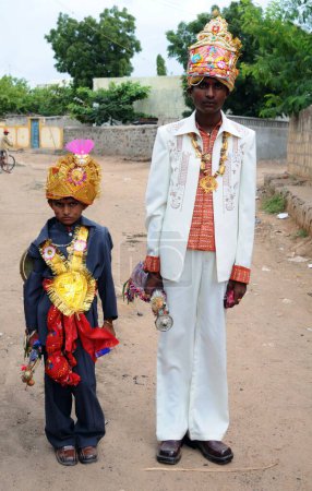 Foto de Novios rurales en matrimonio infantil en Mindiyada cerca de Anjaar, Kutch, Gujarat, India - Imagen libre de derechos