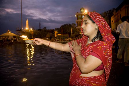 Foto de Mujer realizando pooja, Nasik, maharashtra, india, asia - Imagen libre de derechos