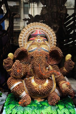 Téléchargez les photos : Statue de seigneur ganesha réalisée par betel nut, mumbai, maharashtra, Inde, Asie - en image libre de droit