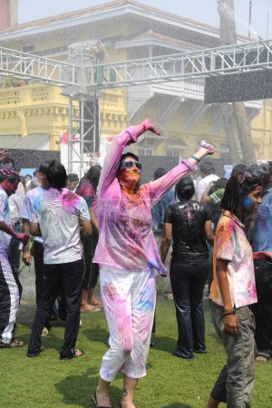 Foto de Celebridad disfrutando del festival holi, India - Imagen libre de derechos
