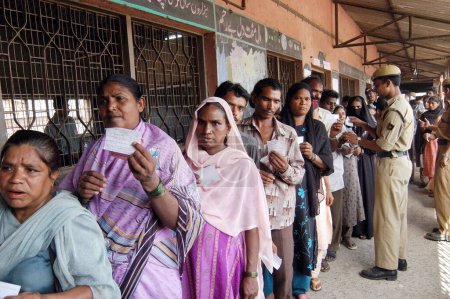 Foto de Personas en fila para votar durante las elecciones indias de Loksabha de 2004 en el puesto electoral de Shivaji Nagar, Govandi, Mumbai Bombay Maharashtra, India - Imagen libre de derechos