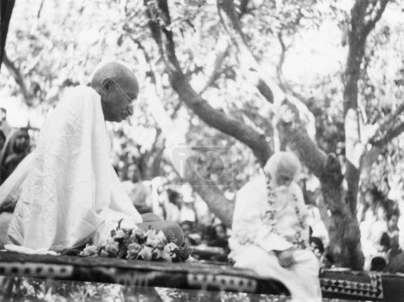 Téléchargez les photos : Mahatma Gandhi et Rabindranth Tagore en estrade à Shantiniketan, février 1940, Inde - en image libre de droit