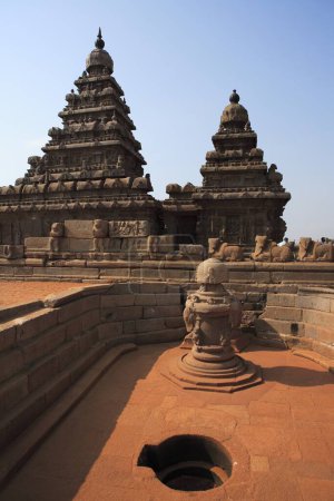 Téléchargez les photos : Temple côtier dédié aux dieux Vishnu et Shiva construit sous le règne de Pallava Roi Rajasimha (c. 700 - 728) ; Mahabalipuram ; District Chengalpattu ; Tamil Nadu ; Inde Site du patrimoine mondial de l'UNESCO - en image libre de droit