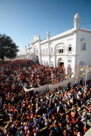 Téléchargez les photos : Les dévots aux portes d'Anandpur sahib Gurudwara pendant le festival Hola Mohalla dans le district de Rupnagar, Punjab, Inde - en image libre de droit