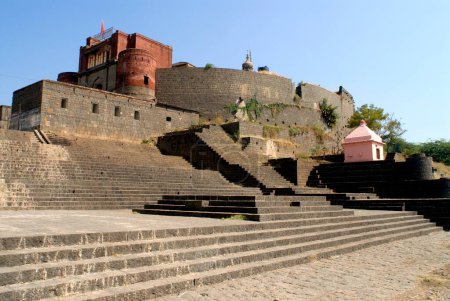 Téléchargez les photos : Ghat sur la rivière Nira et le temple Bhimaand de Laxmi Narsihapur temple ; Taluka Indapur ; District Pune ; Maharashtra ; Inde - en image libre de droit