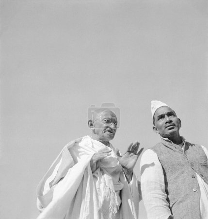 Téléchargez les photos : Mahatma Gandhi et un travailleur sarvodaya à rashtrabhasha langue nationale Jubilé d'or à Madras ; 1946 ; Inde - en image libre de droit
