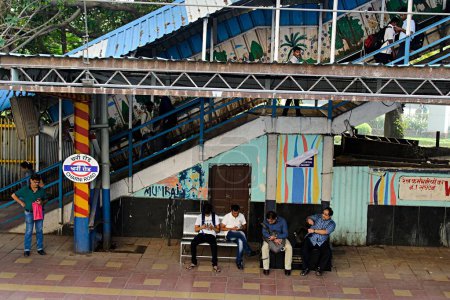 Téléchargez les photos : Charni Road Railway Station, Mumbai, Maharashtra, Inde, Asie - en image libre de droit