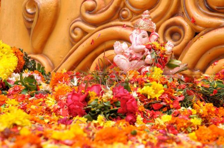 Téléchargez les photos : Seigneur ganesh avec des fleurs ; Pune ; Maharashtra ; Inde 14-September-2008 - en image libre de droit