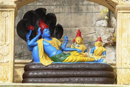 Foto de Escultura coloreadamente pintada del señor Vishnu con Laxmi en la cama de la serpiente Seshnaga en Shri Kanchi Kamkoti Peetam; Sankarmath; Rameswaram; Tamil Nadu; India - Imagen libre de derechos