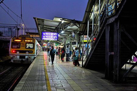 Foto de Estación de tren de Prabhadevi, Mumbai, Maharashtra, India, Asia - Imagen libre de derechos
