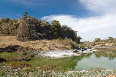 Téléchargez les photos : Une tranchée de digue pleine d'eau et de ruines de mur de fort de Gavilgad à Chikhaldara ; district Amravati ; Maharashtra ; Inde - en image libre de droit