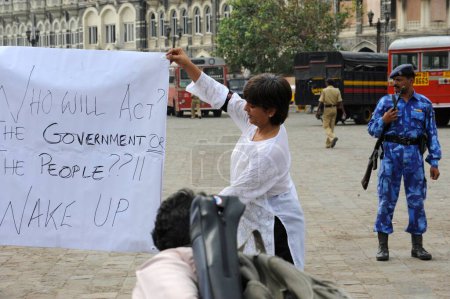 Foto de Manifestante con pancarta frente al hotel Taj Mahal, después del ataque terrorista de Deccan Mujahedeen el 26 de noviembre de 2008 en Bombay Mumbai, Maharashtra, India - Imagen libre de derechos