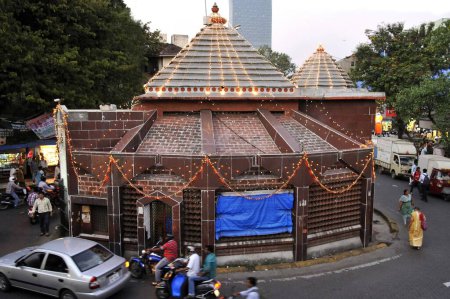 Foto de Templo en medio de la carretera en dadar Mumbai Maharashtra India - Imagen libre de derechos