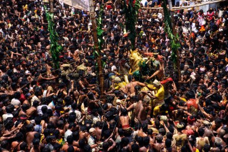 Téléchargez les photos : Pulvérisation rituelle d'eau sur Kallazhagar Vishnu monté sur cheval d'or dans le festival Chitra, Madurai, Tamil Nadu, Inde - en image libre de droit