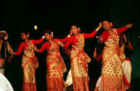 Téléchargez les photos : Femmes exécutant la danse folklorique indienne bihu, assam, Inde - en image libre de droit