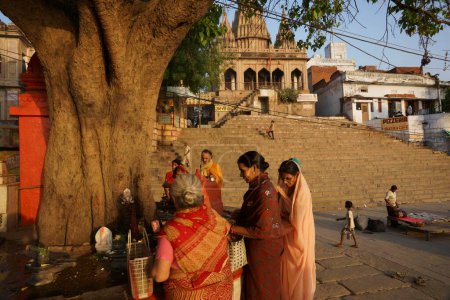 Téléchargez les photos : Femmes exécutant shiv puja, varanasi, uttar pradesh, Inde, asie - en image libre de droit