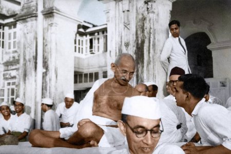 Téléchargez les photos : Mahatma Gandhi à la réunion publique de prière, Rungta House, Mumbai, Maharashtra, Inde, Asie, septembre 1944 - en image libre de droit