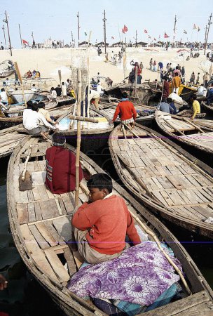 Foto de Barcos o ferries a orillas del Ganges durante el Ardh Kumbh Mela, uno de los festivales religiosos más grandes del mundo en Allahabad, Uttar Pradesh, India - Imagen libre de derechos