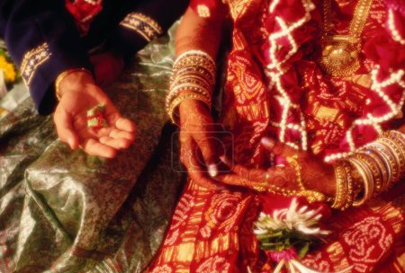 Téléchargez les photos : Mariée et marié effectuant vidhi dans la cérémonie de mariage gujarati - en image libre de droit