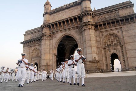 Téléchargez les photos : Musique de la Marine indienne se produisent battre retraite à la porte de l'Inde à Bombay maintenant Mumbai ; Maharashtra ; Inde - en image libre de droit
