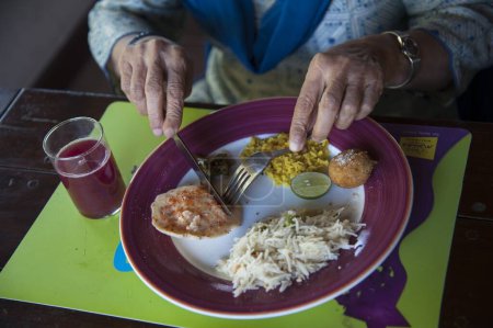 Téléchargez les photos : Femmes prenant le petit déjeuner, mahindra resort, coorg, Karnataka, Inde, asie, - en image libre de droit