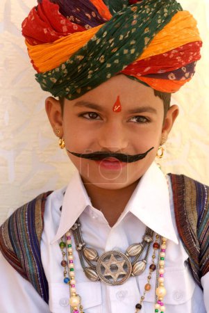 Foto de Chico Rajasthani con turbante, Jaisalmer, Rajasthan, India - Imagen libre de derechos