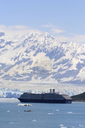 Téléchargez les photos : Oosterdam cruise ship in front of Hubbard glacier and Saint Elias mountain ; The longtidewater glacier in Alaska ; Saint Elias national park ; Disenchantment bay ; Alaska ; États-Unis d'Amérique - en image libre de droit