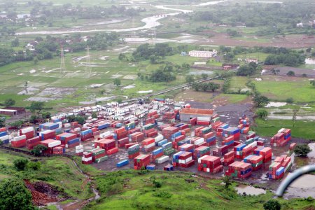 Una vista aérea del área del patio de contenedores que rodea el puerto de Nhava Sheva en Raigad, Maharashtra, India 