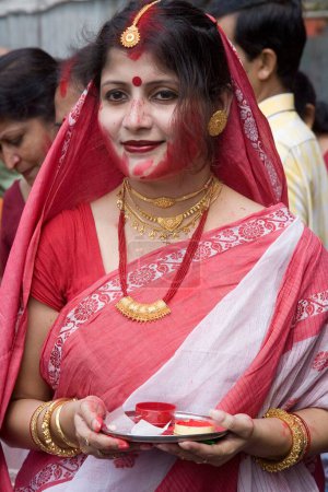 Téléchargez les photos : Femme célébrant Durga Pooja dussera Vijayadasami Navaratri Festival, Calcutta Kolkata, Bengale occidental, Inde - en image libre de droit
