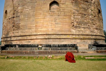Téléchargez les photos : Les moines bhikkhu ou bhiksu bouddhiste passent devant le stupa Dhamekh ; Sarnath ; Varanasi ; Uttar Pradesh ; Inde - en image libre de droit