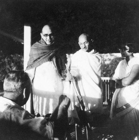 Foto de Dr. Hermann Kallenbach, Mahadev Desai, Mahatma Gandhi y un ashramita en Bardoli, 1939, India - Imagen libre de derechos