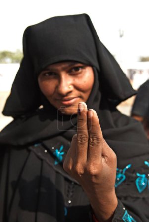 Téléchargez les photos : Une musulmane montrant sa marque de vote aux élections, Bombay Mumbai, Maharashtra, Inde 30 avril 2009 - en image libre de droit