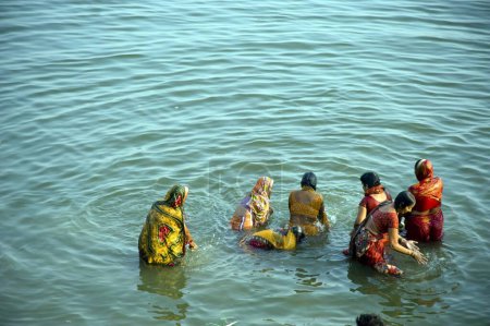 Foto de Mujeres bañándose en el río Ganga en kashi varanasi uttar pradesh India - Imagen libre de derechos