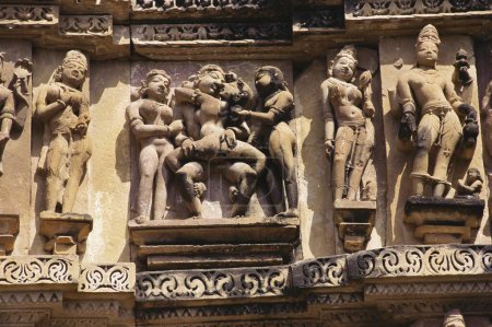 Téléchargez les photos : Images érotiques sur la façade sud du temple Vishwanath, Khajuraho, Madhya Pradesh, Inde - en image libre de droit