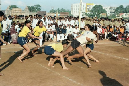 Foto de Mujeres jugando al kabaddi en tierra, Tamil Nadu, India - Imagen libre de derechos