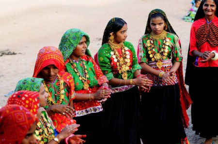 Téléchargez les photos : Femmes rurales exécutant des garbas lors de la célébration du puja saatam aatham à Mindiyada près d'Anjaar, Kutch, Gujarat, Inde - en image libre de droit