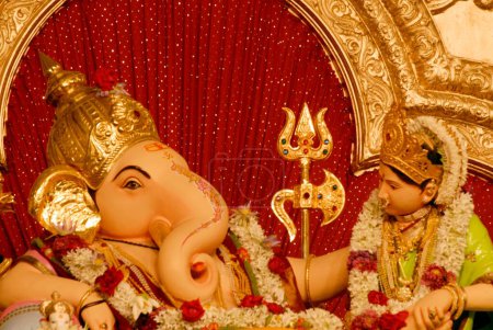 Téléchargez les photos : Idole du Seigneur Ganesh avec la déesse Laxmi en pose assise ; magnifique décoration pour la fête Ganapati à Mandai ; dieu éléphant dirigé de l'hindou ; Pune ; Maharashtra ; Inde - en image libre de droit