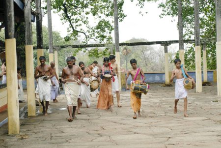 Téléchargez les photos : Canouja sacré considéré comme seeveli dans le temple, Thiruvilwamala, Kerala, Inde - en image libre de droit