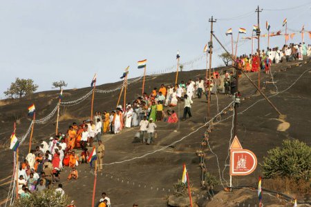 Téléchargez les photos : Des files d'attente de personnes descendant des collines de Shravanabelagola pour assister au festival Mahamasthakabhisheka Jain, district de Hassan, État du Karnataka, Inde - en image libre de droit