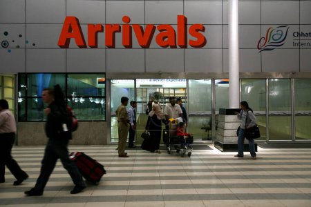 Téléchargez les photos : Extérieur du terminal international nouvellement amélioré de l'aéroport Chhatrapati Shivaji Maharaj ; Bombay Mumbai ; Maharashtra ; Inde - en image libre de droit