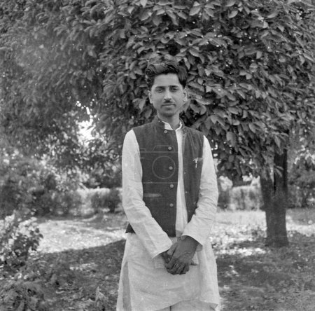 Foto de Viejo vintage 1900s negro y blanco imagen de indio hombre usando kurta Nehru chaqueta India 1940 - Imagen libre de derechos