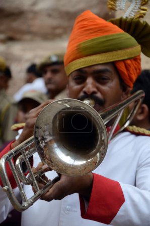 Téléchargez les photos : Homme jouant de la trompette, bélier navami procession jodhpur rajasthan, Inde, Asie - en image libre de droit