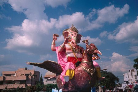 Téléchargez les photos : Festival Ganesh ganpati, Procession de l'idole énorme d'éléphant dirigé Dieu - en image libre de droit